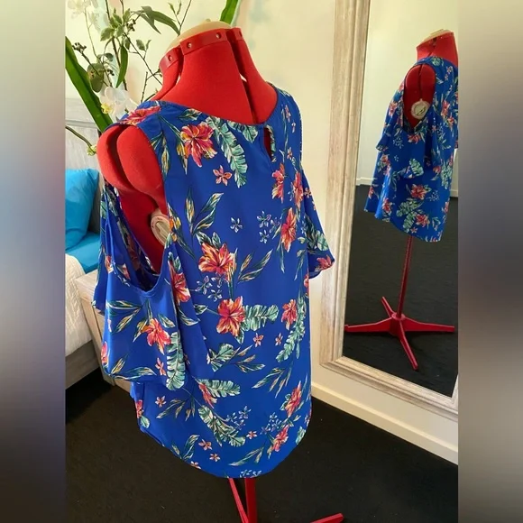 (💰$3 for $15) Size 18 Crossroads Cold shoulder top, blue with red floral print - Picture 7 of 9